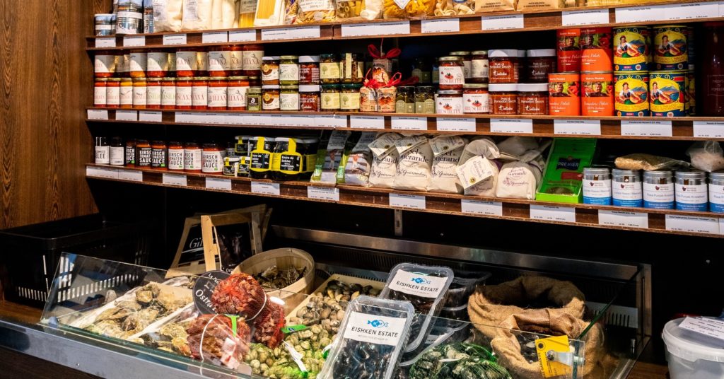 Regal mit verschiedenen Gläsern und Lebensmitteln