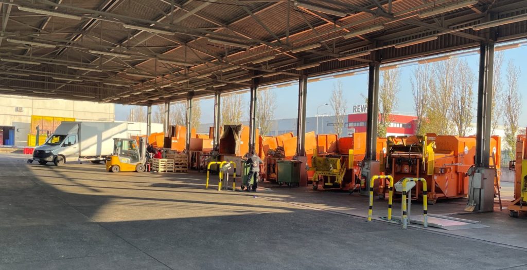 Überdachter Platz mit Müllflotte der MA 48