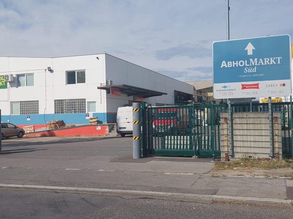 Einfahrtstor mit Hinweistafel